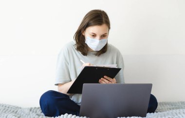 Coronavirus. Karantinaya alın. Kız ve uzaktan öğrenme. Çevrimiçi çalışma.