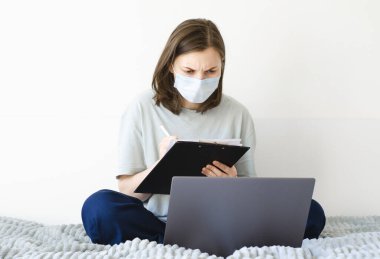 Coronavirus. Karantinaya alın. Kız ve uzaktan öğrenme. Çevrimiçi çalışma.