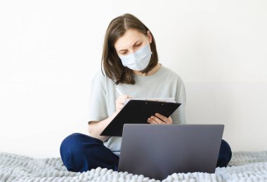 Coronavirus. Karantinaya alın. Kız ve uzaktan öğrenme. Çevrimiçi çalışma.