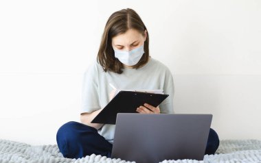 Coronavirus. Karantinaya alın. Kız ve uzaktan öğrenme. Çevrimiçi çalışma.