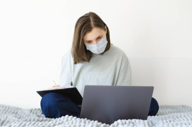 Coronavirus. Karantinaya alın. Kız ve uzaktan öğrenme. Çevrimiçi çalışma.