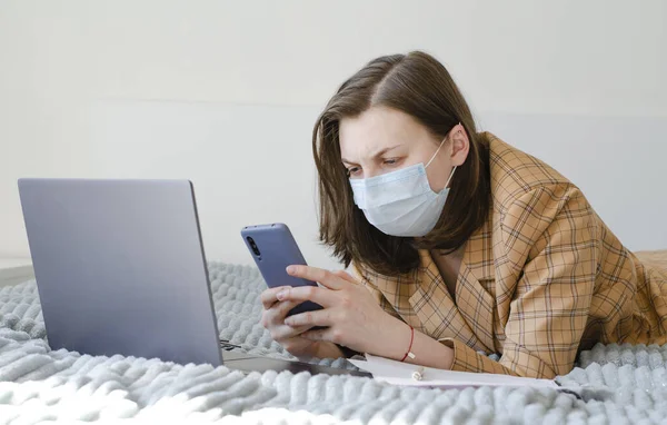 Coronavirus. Quarantaine. Zakenvrouw lost problemen op afstand op. Laptop en telefoon. — Stockfoto