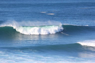 Nazare, Portekiz - 29 Aralık 2019 - Portekiz 'de Nazar' ın dev dalgaları ve sörfçüleri 