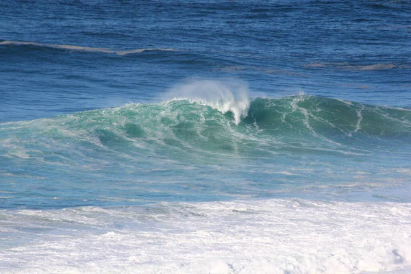 Surferzy Gigantyczne Fale Nazar Portugalii Widać Canhao Nazare — Zdjęcie stockowe