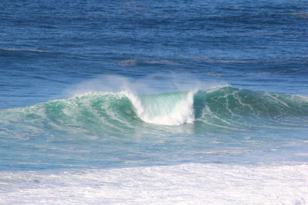 Surfers Και Γιγαντιαία Κύματα Της Nazar Στην Πορτογαλία Φαίνονται Από — Φωτογραφία Αρχείου
