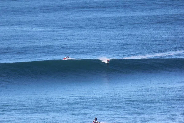 Nazare Portugalia Grudnia 2019 Surferzy Gigantyczne Fale Nazar Portugalii Widać — Zdjęcie stockowe