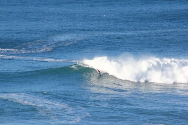 ポルトガルのナザレ 2019年12月29日 ポルトガルのナザレのサーファーと巨大な波は Canhao Nazare から見ることができます — ストック写真