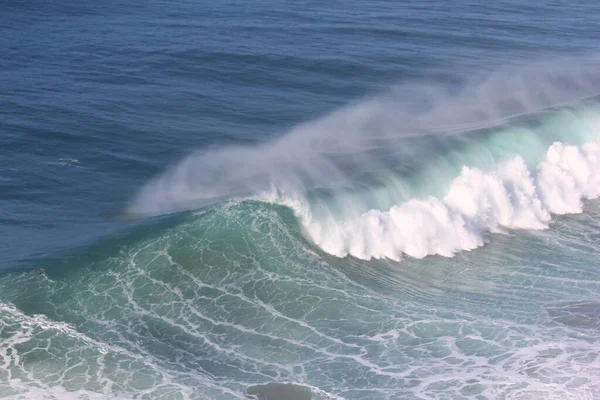 Surferzy Gigantyczne Fale Nazar Portugalii Widać Canhao Nazare — Zdjęcie stockowe