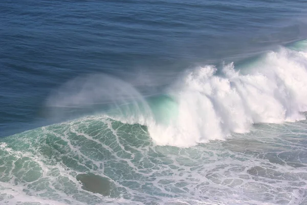 Surfers Και Γιγαντιαία Κύματα Της Nazar Στην Πορτογαλία Φαίνονται Από — Φωτογραφία Αρχείου