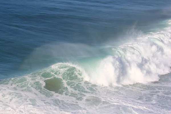 Surfistas Ondas Gigantes Nazar Portugal Podem Ser Vistos Partir Canhao — Fotografia de Stock