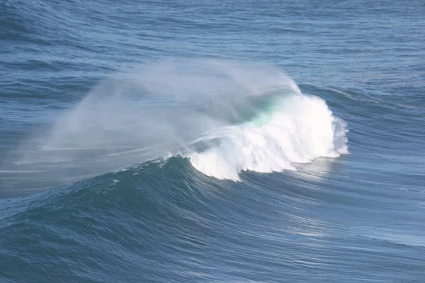 Surfistas Las Olas Gigantes Nazar Portugal Pueden Ver Desde Canhao —  Fotos de Stock