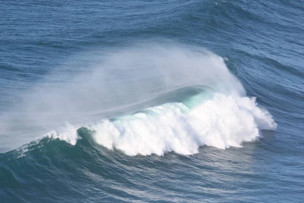 Surfare Och Gigantiska Vågorna Nazar Portugal Kan Ses Från Canhao — Stockfoto