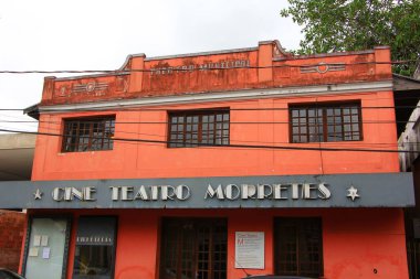 Morretes / Parana / Brezilya - 2 Kasım 2018 - Parana 'nın tarihi Morretes kentinden sokakları, köşkleri, restoranları, nehirleri, dükkanları ve turistleriyle sahneler.