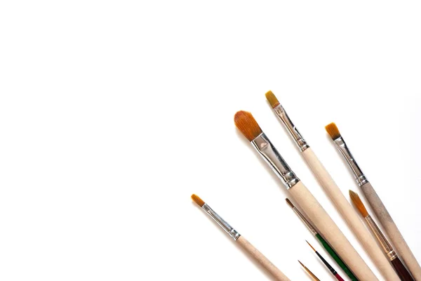 Sanatçılar Beyaz Arka Planda Izole Edilmiş Fırçaları Boyuyorlar — Stok fotoğraf
