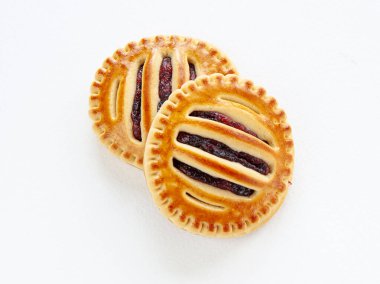 Reçelli kurabiyeler beyaz arkaplanda izole edilmiş