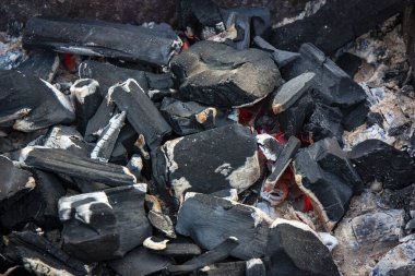 Yanan kömürler, kızışmış kömürler. Koyu taş dokusu. Koyu arkaplan.