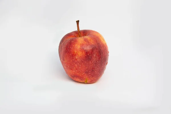 Manzana Roja Brillante Con Gotas Agua — Foto de Stock