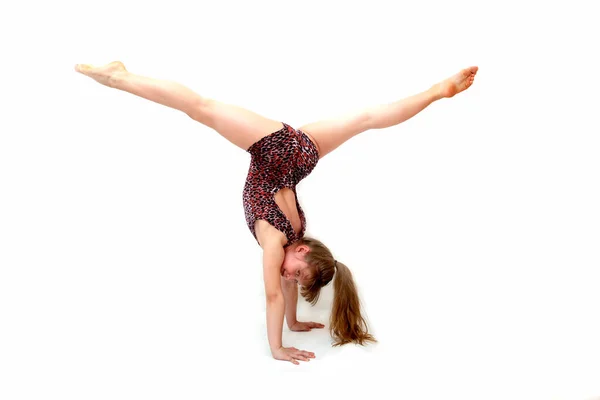 Девушка Гимнастка Танцовщица Спортсменка Купальнике Леопарда Изолированном Белом Фоне — стоковое фото