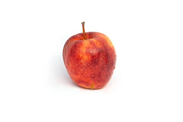 Pomme Rouge Vif Avec Gouttes Eau Isolées Sur Fond Blanc — Photo
