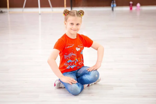 Een Meisje Atleet Danser Glimlacht Gelukkig Tijdens Training — Stockfoto