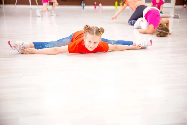 Dziewczyna Sportowiec Tancerka Uśmiecha Się Szczęśliwie Podczas Treningu Robi Gimnastyczne — Zdjęcie stockowe