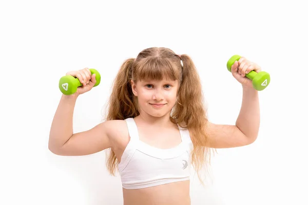 Kız spor yapıyor, yeşil halterli spor yapıyor.