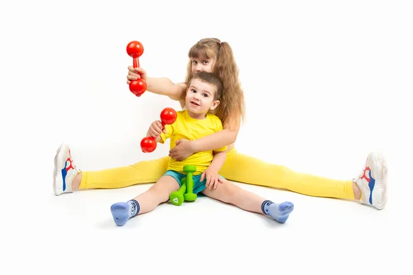 Веселые Веселые Маленькие Дети Занимаются Фитнесом Спортом Гантелями — стоковое фото