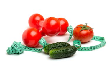 Salatalık, domates, kırmızı dambıl, kırmızı havlu ve beyaz arka planda izole edilmiş mezura.