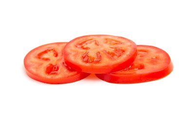 parlak kırmızı domates dilimlenmiş beyaz arka planda izole üst görünüm
