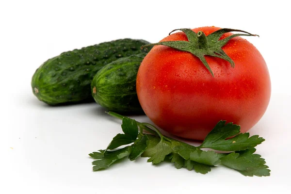 Tomates Rojos Brillantes Jugosos Enteros Con Verduras Aisladas Sobre Fondo — Foto de Stock