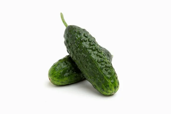 Parlak Yeşil Salatalıklar Beyaz Bir Arka Planda Izole Edilmiş — Stok fotoğraf