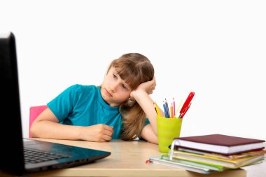 Bir kız ödevini yapar.