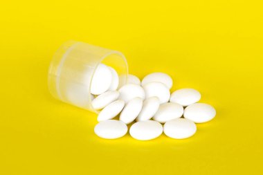 Piramit tabletleri, sarı arka planda siyah ve beyaz haplar.