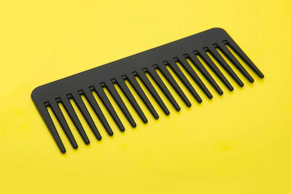 Cepillo Negro Aislado Sobre Fondo Amarillo — Foto de Stock