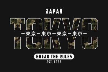 Tokyo, Japonya 'nın slogan t-shirt tasarımı. Örgü kamuflaj desenli. Askeri ve ordu tarzında örgü örülmüş tişört ve Japonca tercümesi Tokyo. Vektör illüstrasyonu.