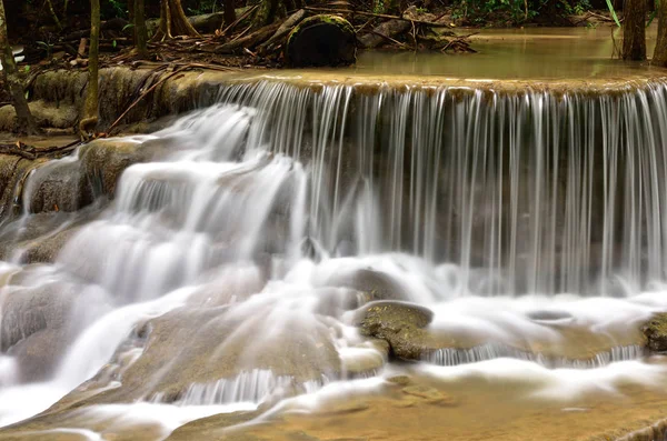 Waterval in diepe regenwoud — Stockfoto