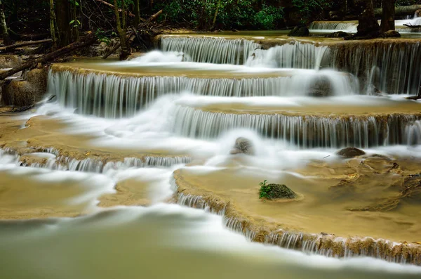 Waterval in diepe regenwoud — Stockfoto