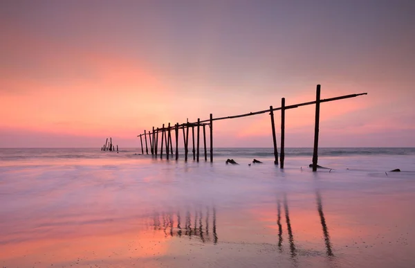 Puente de madera con paisaje marino al atardecer — Foto de Stock