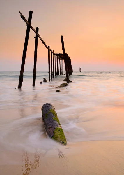 Puente de madera con paisaje marino al atardecer — Foto de Stock