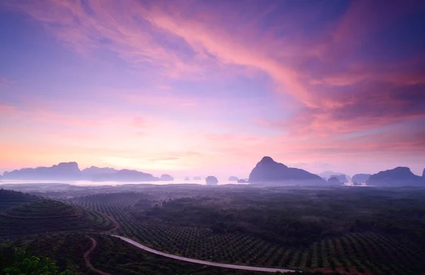 Montanha no crepúsculo em Sametnangshe, Phang Nga, Tailândia — Fotografia de Stock