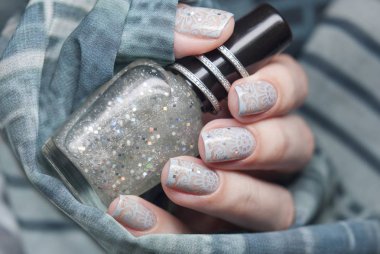 Tırnak sanat gümüş glitter ve gri tasarım.