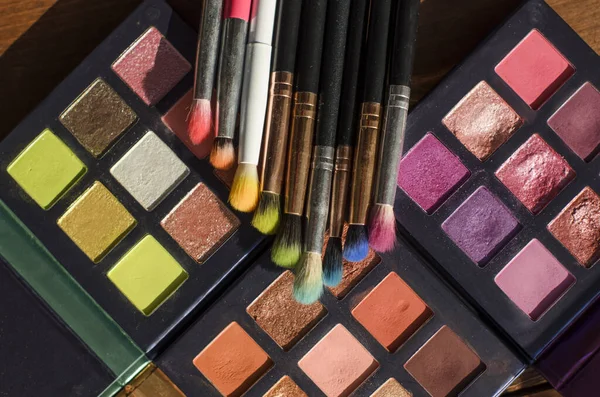 Primer Plano Paletas Maquillaje Con Pinceles Sombra Salón Belleza Foto —  Fotos de Stock