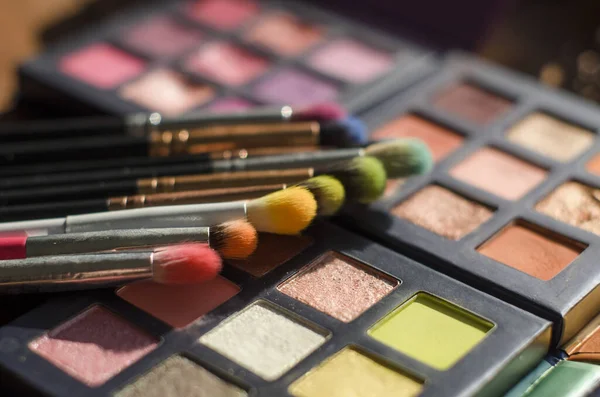 Primer Plano Paletas Maquillaje Con Pinceles Sombra Salón Belleza Foto —  Fotos de Stock