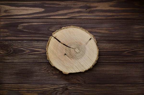 Querschnitt Des Baumstammes Auf Holzgrund Flach Gelegt — Stockfoto