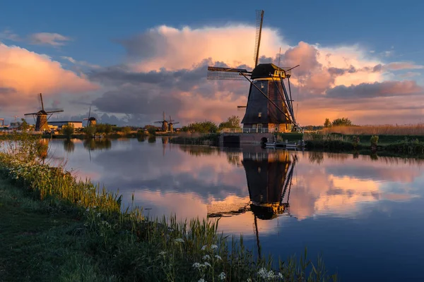 Amanecer de Kinderdijk. Molinos de viento holandeses por la mañana — Foto de Stock