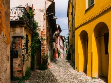 İtalyan street güneşli gün küçük taşra kasabasında