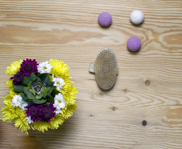 Kosmetický Byt Ležel Antikelulitidovým Štětcem Ručně Vyráběné Bomby Kytice Květiny — Stock fotografie
