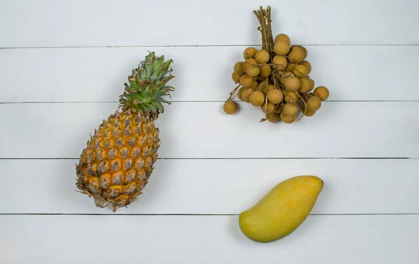 Frutos Exóticos Asia Sobre Fondo Madera Blanca Variedad Frutas Tropicales —  Fotos de Stock