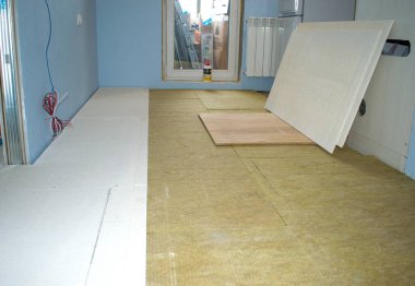 Apartmanın zeminini döşemek. Zemin için taş yün. Ulusal kravat için zemin yalıtımı. Buzdolabının bir parçası, balkon kapısı ve akünün bir parçası..