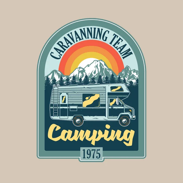 Vintage σήμα με κλασικό οικογενειακό αυτοκίνητο camper — Διανυσματικό Αρχείο